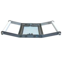 İmalatçısından iki kollu manuel kaşar dilimleme aparatı. Tek seferde çoklu dilimleme yapan çelik telli sistem. Yanında 10x10 cm polietilen kesme tahtası ve yedek teli ile birlikte sunulan profesyonel paslanmaz peynir dilimleme makinesi görseli.