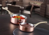 Mini boyutuyla sıcak yiyeceklerin porsiyonluk sunumunda kullanılan otantik bakır tava; pirinç sapı, üç katmanlı gövdesi ve düz tabanıyla kafe, restoran ve kahvaltı servislerinde şık ve dikkat çekici sunumlar oluşturmanıza yardımcı olur.