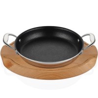 Restoranlar ve oteller için tasarlanan 22 cm ahşap nihaleli bakır sahan, 1.05 litrelik geniş hacmi ve 1.30 kg tok ağırlığıyla göz doldurur. Paslanmaz çelik sapı ve mukavemetli perçinleriyle sağlamlaştırılmış lüks sunum sahanımızı güvenle kullanın.