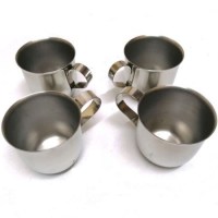 İmalatçısından çelik ayran bardağı, paslanmaz yapısı sayesinde uzun ömürlü ve darbelere dayanıklıdır. 8x8 cm boyutlarındaki silindirik tasarımı, hem sıcak hem de soğuk içecek servisine uygundur. Profesyonel mutfakların vazgeçilmez, ekonomik ve hijyenik t