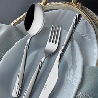 304 kalite 18/10 Cr-Ni paslanmaz çelikten üretilen yemek kaşığı, 2,5 mm kalınlığa sahiptir. Sade yüzeyi ve dayanıklı yapısıyla restoran, lokanta, otel ve yemekhanelerde kullanıma uygundur. Ürün 12 adet, yani 1 düzine olarak satılmaktadır.