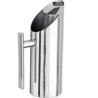 Özel pres baskılı imalatı sayesinde sızdırmaz ve darbelere karşı ekstra dayanıklı paslanmaz çelik sürahi. Ergonomik kulbu ile rahat tutuş ve servis imkanı sağlar. 8.5x26 cm ölçülerindeki bu ürün, sanayi tipi mutfakların hijyen standartlarına uygundur.