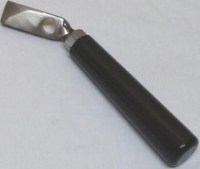 Empero patates soyma makineleri için orijinal ön kapak kilitleme kolu. Makinenizin boşaltma kapağını güvenli bir şekilde kilitleyerek çalışma güvenliğini artırır. Orijinal yedek parça talepleriniz için bize e-posta yoluyla ulaşabilirsiniz.