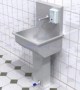 Çocukların kullanımına uygun 80 cm yükseklikte, pedallı musluk sistemine sahip paslanmaz çelik el yıkama evyesi. Hijyenik sabunluk eklentisi ve 50x50 cm evye ölçüsüyle okul, anaokulu ve hastane kullanımına uygun ergonomik yıkama ünitesi.