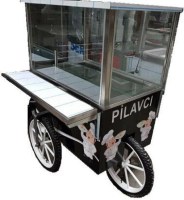 Pilav Arabaları:Seyyar pilavcı arabalarından siyah renkli pilav arabasının imalatı 3 tekerlekli olarak yapılmıştır.Seyyar pilav arabasının alt kısmı siyah boyalı üst kısmı ise camekanlı paslanmaz krom çeliktir
