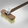 0.200 kg ağırlığı ile son derece hafiftir. 16x4.5 cm fırça alanı sayesinde geniş yüzeyleri hızla süpürür. Sert pirinç kılları, fırın tabanına yapışmış zorlu kalıntıları zemini yıpratmadan kolayca temizler.