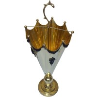 Kaliteli ve parlak metalden üretilen bu vintage şemsiyelik, ekonomik fiyatı ve dayanıklı yapısıyla ön plana çıkar. Kolay temizlenebilir ve parlatılabilir yüzeyi sayesinde uzun yıllar ilk günkü estetik görünümünü korur, otantik bir atmosfer sağlar.