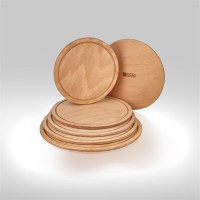 Kayın kontra panel gövdeli yuvarlak pizza servis ahşabı; pizza, peynir ve şarküteri sunumlarında kullanılabilir. Doğal görünümlü tasarımıyla pizzacılar, kafeler, restoranlar ve evlerde şık servisler hazırlamak için ideal bir sunum ürünüdür.
