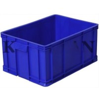 Endüstriyel gıda lojistiği için %100 birinci kalite koyu mavi polietilen malzemeden üretilmiş, altı ve yanları tamamen kapalı sızdırmaz tasarıma sahip, 56 cm uzunluğundaki kalın çeperli plastik portakal kasasının stüdyo fotoğrafı.
