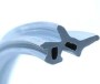 Gri renkli, boya vermez, geçmeli tip sanayi tipi PVC pencere ve kapı contası. Isıcamlı pimapen sistemlerine uygun, kanal yapısı belirgin, yüksek kaliteli termoplastik elastomer (TPE) hammaddeli gri sızdırmazlık fitili görseli. #pvcconta #gripiamapen #ısı