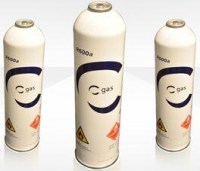 R600A buzdolabı gazı tüpü; standart soğutucu gaz tüpü formu, üzerindeki teknik etiket ve güvenlik uyarıları, valf bağlantı noktası ve cihaz dolumuna uygun kompakt yapısı ile profesyonel soğutucu gaz görünümü.
