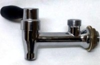 Eski Tip Remta kahveci takımı çeşmesi parçasının resmi olup; yeni modeller 1 ve 2. fotoğraftaki çay makinesi çeşmesidir Remta su seviye göstergeli paslanmaz çelik kahveci kazanlarında kullanılan çevirmeli tip kahveci takımı çeşmesidir.Remta kahveci takım