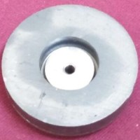 Eski model Remta meyve suyu ve şerbet soğutma makineleri için özel üretilmiş fışkırtma pompası mıknatısının üstten görünümüdür. Metal merkez yuvası sayesinde motor şaftına tam oturarak güçlü devirdaim sağlar.
