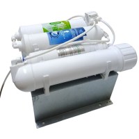 Dört aşamalı Reverse Osmosis arıtma teknolojisine sahip yedek filtre takımı karesi. Kireç, klor ve ağır metalleri temizleyen, standart ev tipi cihazlarla tam uyumlu, hijyenik paketinde sunulan profesyonel su filtreleme seti.