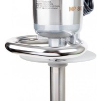 MP 800 Turbo sanayi tipi el blenderi, yüksek kapasiteli mutfakların ihtiyaçlarına yönelik güçlü bir ekipmandır. 1000 W motor, 9500 devir/dakika hız ve 740 mm karıştırma kolu sayesinde 400 litreye kadar kazanlarda kullanılabilir.