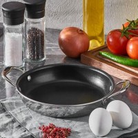 Restoranlar için tasarlanan 22 cm paslanmaz sahanda yumurta tavası, 1 litrelik ideal hacmi ve 2.8 mm gövde kalınlığıyla uzun ömürlüdür. 201 paslanmaz çelik kulbu ve AG2 alaşımlı sağlam perçinleriyle kurumsal mutfağınızda güven sunar.