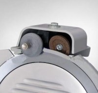 Salam, kaşar ve pastırma dilimleme makineleri için özel üretilmiş 50x10x6 mm ölçülerinde çapak alıcı kalın bileme taşı. Bıçak yüzeyindeki pürüzleri temizler, mükemmel bileme öncesi zemin hazırlar. İnce dilimleme performansı ve bıçak ömrü için idealdir.