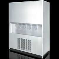 Yemekhane, fabrika ve şantiyeler için üretilmiş 1500x600x1750 mm ölçülerinde 500 litrelik krom büyük su sebili. Poliüretan yalıtımlı gövdesi ve şamandıralı şebeke bağlantısıyla kesintisiz soğuk su sunar.