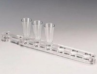 Barların ve eğlence mekanlarının vazgeçilmezi olan 6 delikli shot sunum tepsisi, uzun ince tasarımıyla masalarda minimum yer kaplarken maksimum görsel şov sunar. Yoğun sirkülasyona dayanıklı, kolay taşınabilir ve estetik servis tepsisini keşfedin.