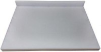 60x80x4 cm ölçülerinde, profesyonel kullanıma uygun beyaz plastik kesme tahtası. Görselde, hijyenik hazırlık süreçleri için tasarlanmış duvara yaslanabilen kendinden sırtlı yapı ve pürüzsüz çalışma yüzeyi net bir şekilde sergilenmektedir.
