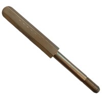 Empero sanayi tipi soğan parçalama makinaları için paslanmaz çelikten üretilmiş, bir ucunda bıçak göbeğinin oturacağı ters dişli vida yivleri bulunan 12,5 cm boyunda silindirik parlak metal göbek mili yedek parçasının stüdyo fotoğrafı.