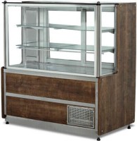 130 cm uzunluğunda, LED aydınlatmalı ve geniş cam yüzeyli soğutuculu yaş pasta teşhir dolabı. +0/+8°C ısı aralığı, fanlı soğutma ve reyon altı depolama imkanı sunan, ahşap gövde opsiyonlu profesyonel pastane ve kafe tipi soğutucu vitrin.