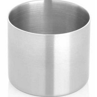 Endüstriyel kalitede imal edilen stick şeker kasesi; 7 cm çapı ve 6 cm ideal derinliği sayesinde masa üstünde az yer kaplar. Paketli çay ve kahve şekerlerinin estetik, derli toplu ve hijyenik şekilde sunulmasını sağlayan paslanmaz çelik masa üstü kabıdır
