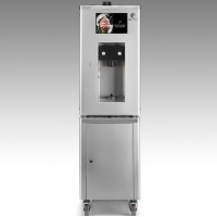 Kompakt düzeyde Gel Matic kalitesini sunan Kolor 1 Up, LCD dokunmatik ekranı ve 3 farklı porsiyon ayarıyla dondurma servisini sanata dönüştürür. 13 litrelik tank kapasitesi, Gtech uzaktan kontrol ve 3 farklı şurup sistemiyle rengarenk sunumlar sağlar.