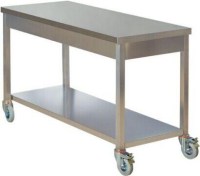 Alt raflı ve 4 tekerlekli paslanmaz çelik mutfak masası, restoran, otel, pastane, catering ve yemekhanelerde hazırlık ve çalışma alanı olarak kullanılabilir. 1000 × 600 × 850 mm ölçülerindeki masa, iki frenli tekerleğiyle pratik kullanım sağlar.