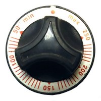 Dairesel derece skalasında 50 - 250 derece (min-max) aralığı yer alan, ergomik tutuş sağlayan siyah bakalit termostat düğme kapağıdır. Sanayi tipi fırın, tost makinesi ve ısıtıcılarda hassas sıcaklık ayarı için kullanılır.