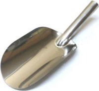 Parlak yüzeyli, yüksek kaliteli paslanmaz çelikten imal edilmiş un, pirinç ve şeker küreği. Ergonomik saplı, geniş hacimli, bakkal ve market kullanımına uygun profesyonel gıda ve bakliyat doldurma küreği; hijyenik metal mutfak ekipmanı tasarımı.
