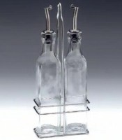 1.sınıf şeffaf malzemeden üretilen yağ şişesi seti, 750 ml toplam hacmiyle (2x375 ml) tezgahta az yer kaplar, çok iş görür. Ergonomik dökme ağzı sayesinde damlatma yapmaz ve hijyenik kullanım sağlar. Restoran ve ev kullanımı için dayanıklı yapı.