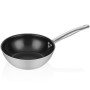 430 kalite ve alüminyumdan oluşan çift katmanlı gövdesi sayesinde ısıyı mükemmel iletir. Siyah non-stick 2 kat kaplaması ile yapışma yapmaz, kolay temizlenir. Satina parlatma dış yüzeyi ve AG2 alaşım perçinli sağlam sapı ile uzun ömürlü kullanım sunar.