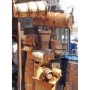 20 Litre iç hacme sahip, ham masif meşe ağacından üretilmiş yayık ayran fıçısı. Metal kuşaklı, musluk delikli, doğal ahşap dokulu geleneksel ayran saklama ve sunum fıçısı. Restoran ve otantik mekanlar için dekoratif ahşap fıçı modeli.