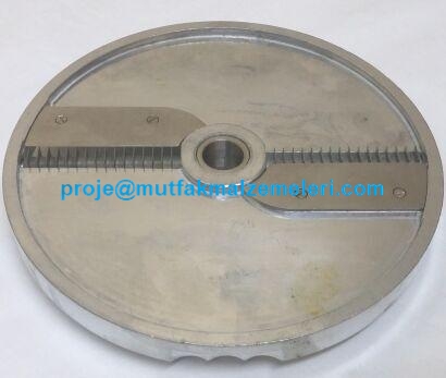 Endüstriyel sebze doğrama makineleri için 4x5 mm jülyen şerit kesme bıçağı diski. 20.5 cm dış çapı ve 9 mm mil deliği ile Mateka, Esmak ve ithal makinelerle tam uyumludur. Havuç, kabak ve patlıcan gibi sebzeleri hızlı ve ezmeden şerit doğramaya yarar.