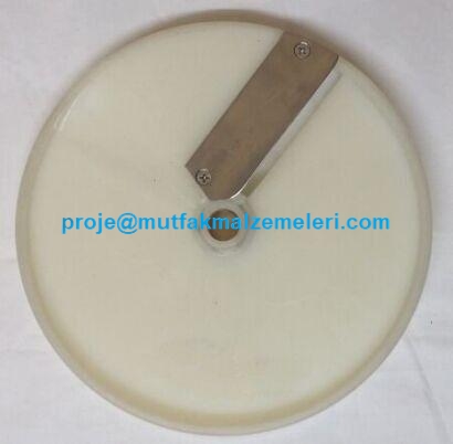 SM-109 ve SM-110 modelleriyle tam uyumlu olan bu 8 mmlik kesme bıçağı, mutfağınızdaki verimliliği artırır. Keskin yapısı sayesinde sebzeleri ezmeden tam ölçüsünde doğrarken, dayanıklı metal gövdesiyle profesyonel işletmelerin ilk tercihidir.